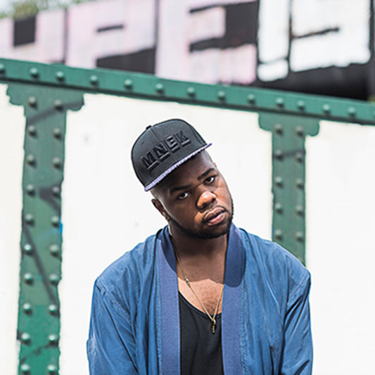 A British artist MNEK wearing a 9FIFTY snapback designed with New Era Cap