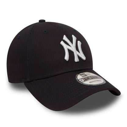 This is a New York Yankees Essential Navy 9FORTY Cap 3