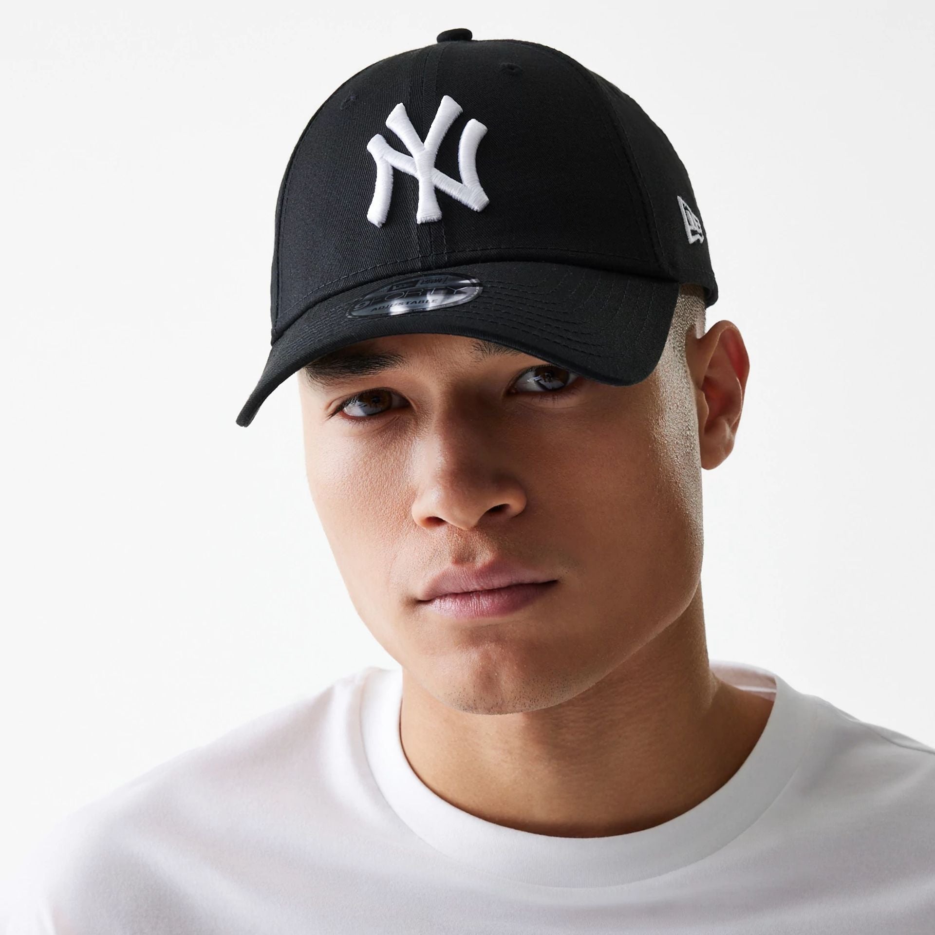 This is a New York Yankees Essential Black 9FORTY Cap 1