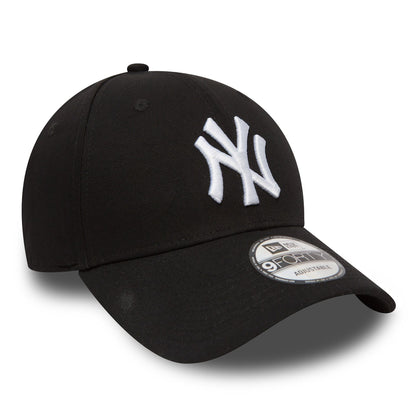 This is a New York Yankees Essential Black 9FORTY Cap 4