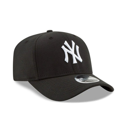 This is a New York Yankees Black 9FIFTY Stretch Snap Cap 3