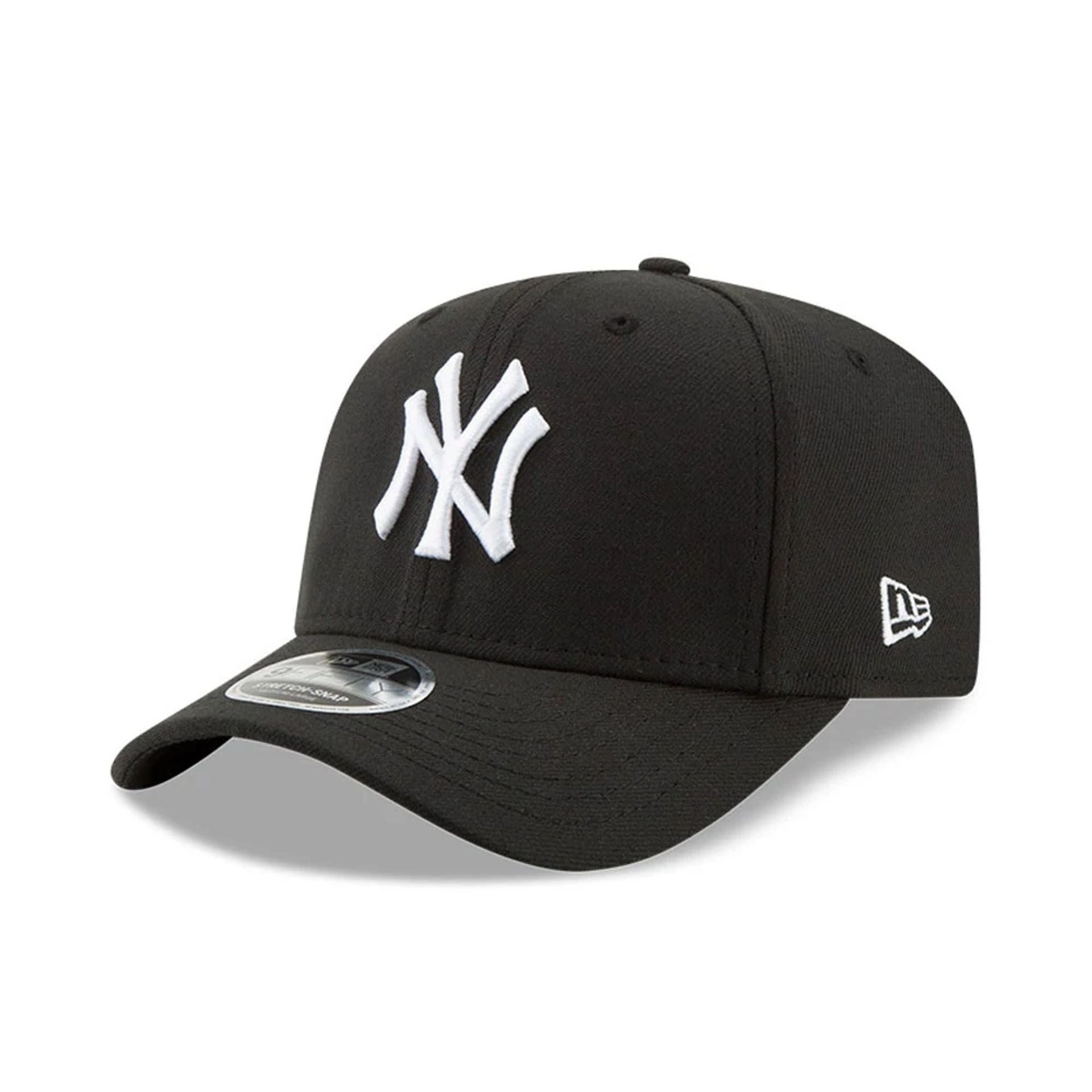 This is a New York Yankees Black 9FIFTY Stretch Snap Cap 1