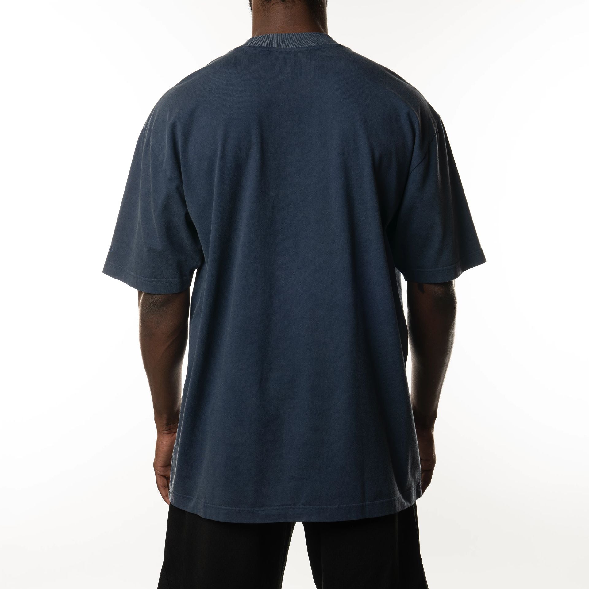 The Male model is wearing New York Yankees New Era Australia Dark Blue Oversized T-Shirt  2