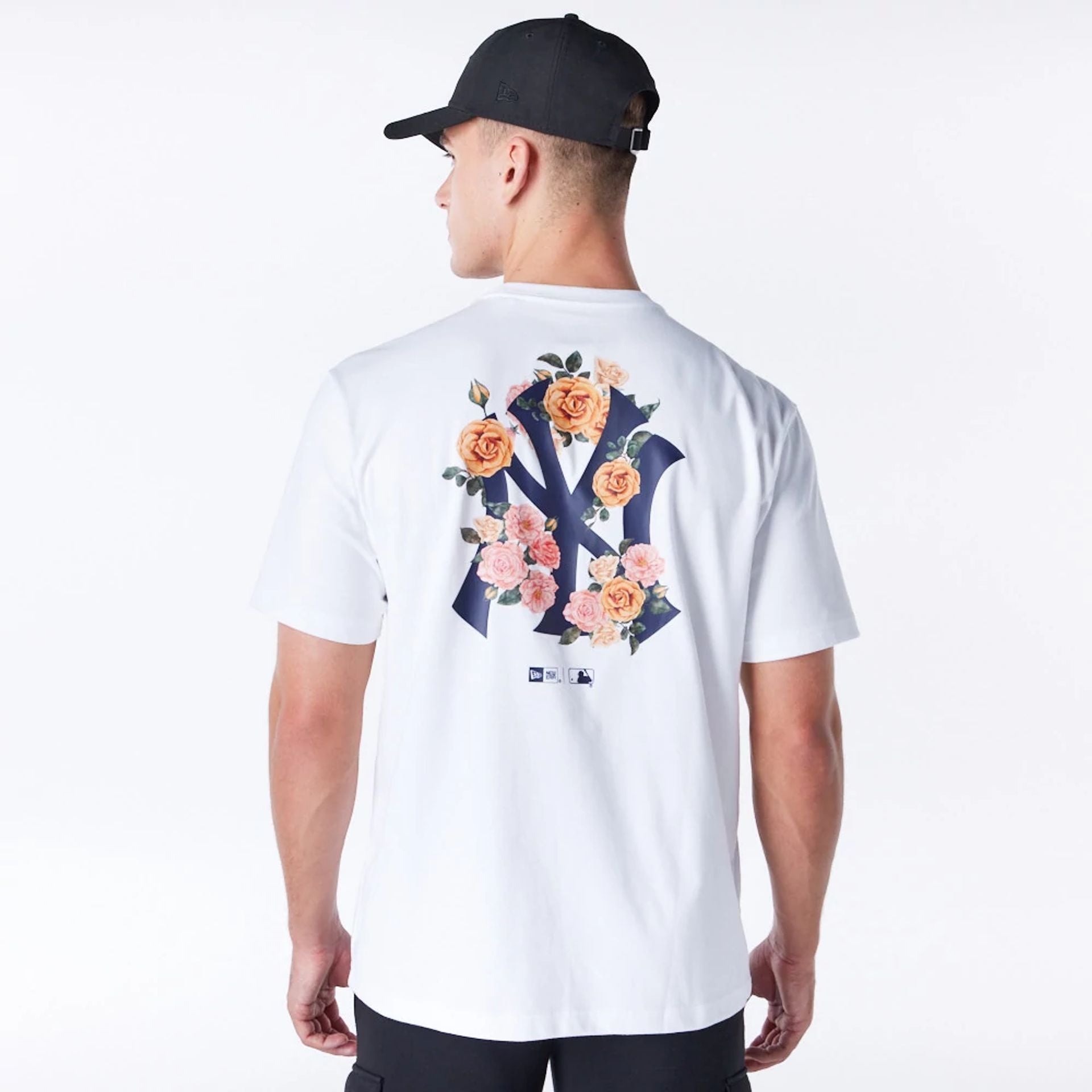 The Male model is wearing New York Yankees MLB Flower New Era Korea White T-Shirt 1