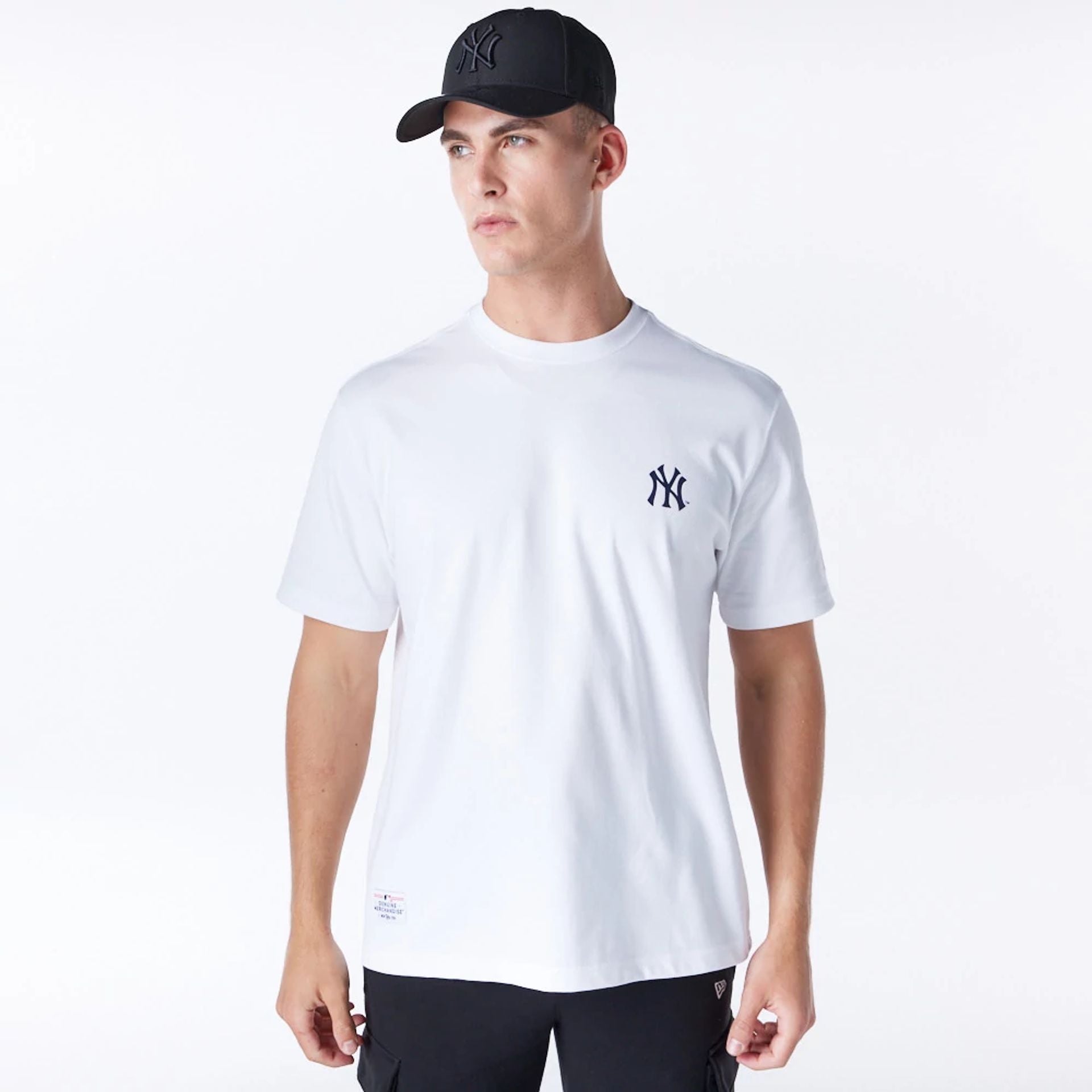 The Male model is wearing New York Yankees MLB Flower New Era Korea White T-Shirt 2