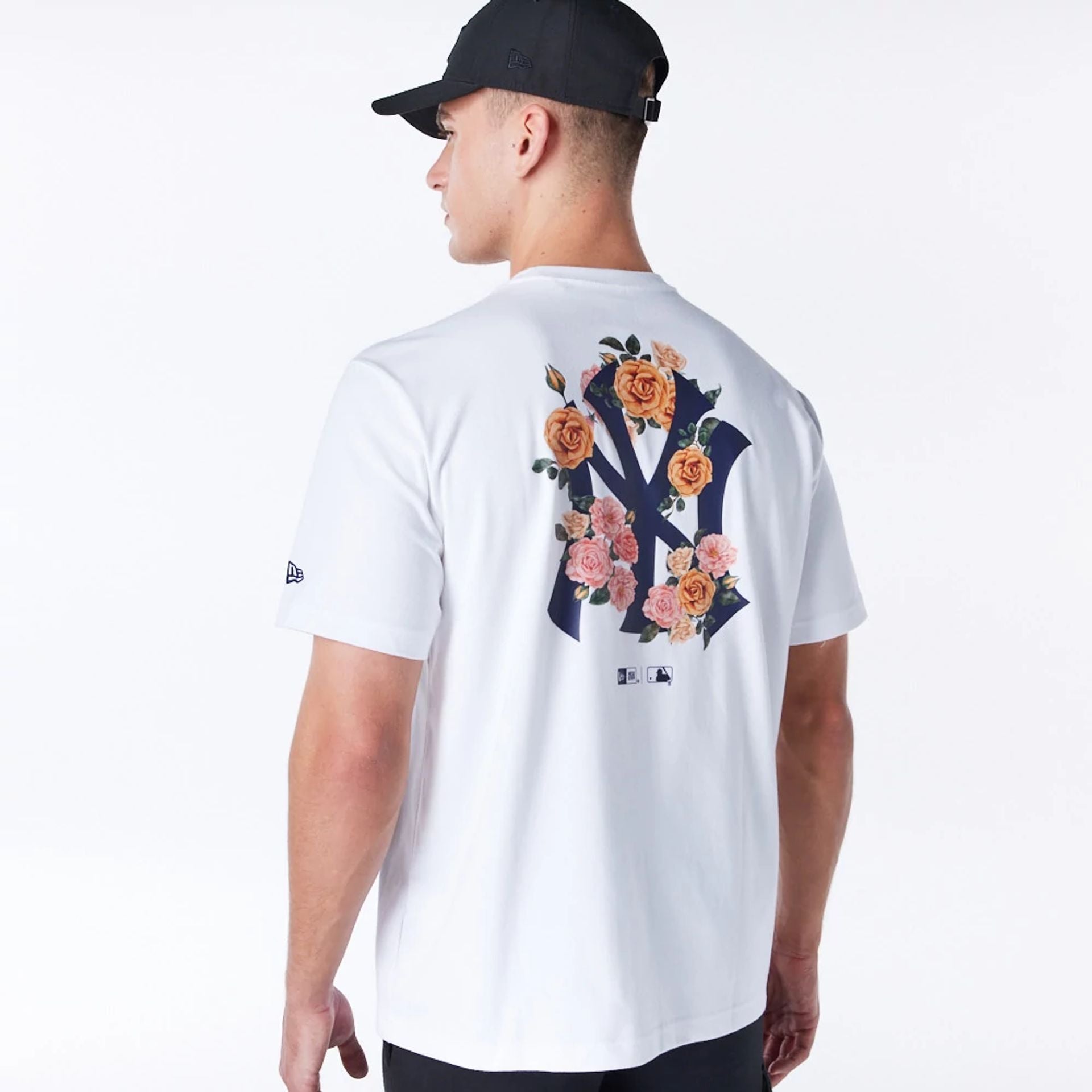 The Male model is wearing New York Yankees MLB Flower New Era Korea White T-Shirt 7