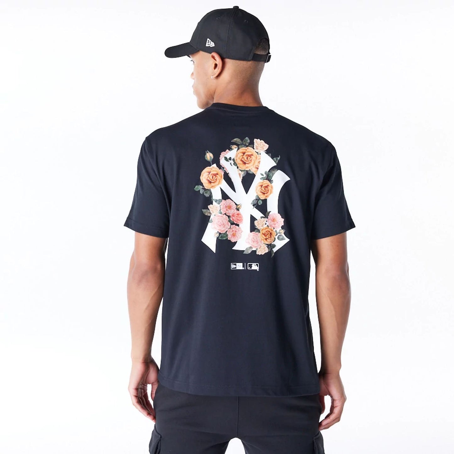 The Male model is wearing New York Yankees MLB Flower New Era Korea Black T-Shirt 1