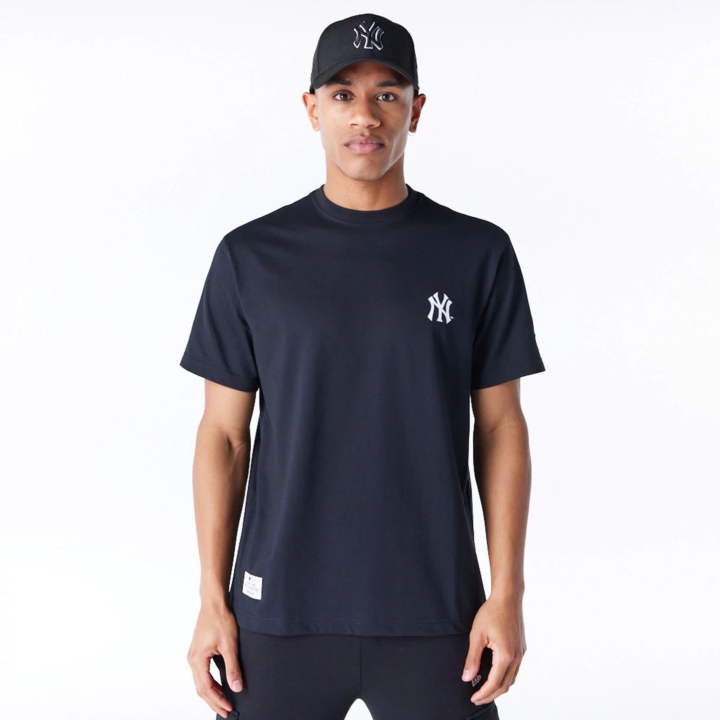 The Male model is wearing New York Yankees MLB Flower New Era Korea Black T-Shirt 2