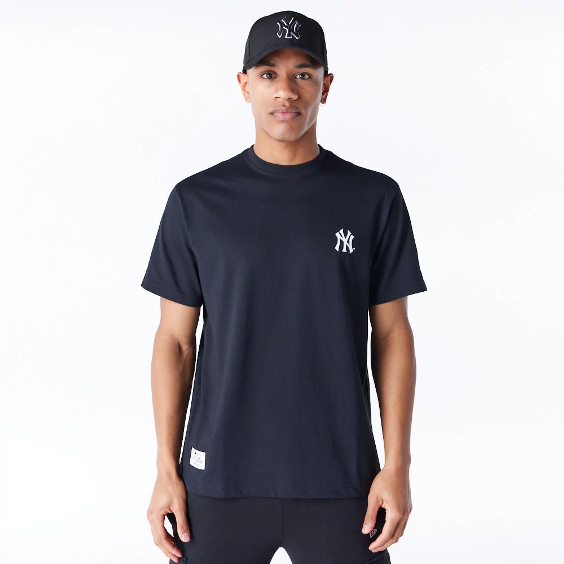 The Male model is wearing New York Yankees MLB Flower New Era Korea Black T-Shirt 2