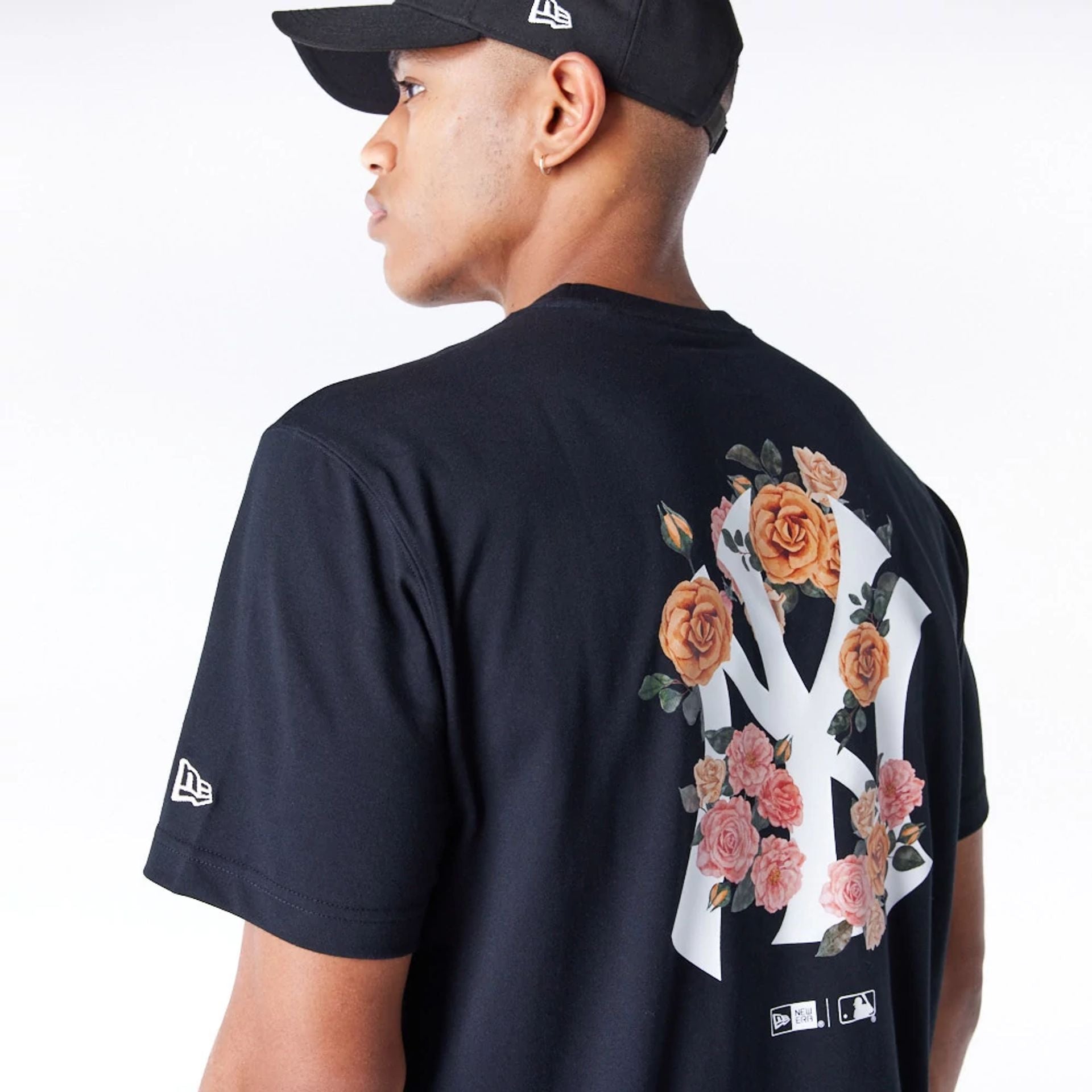 The Male model is wearing New York Yankees MLB Flower New Era Korea Black T-Shirt 7