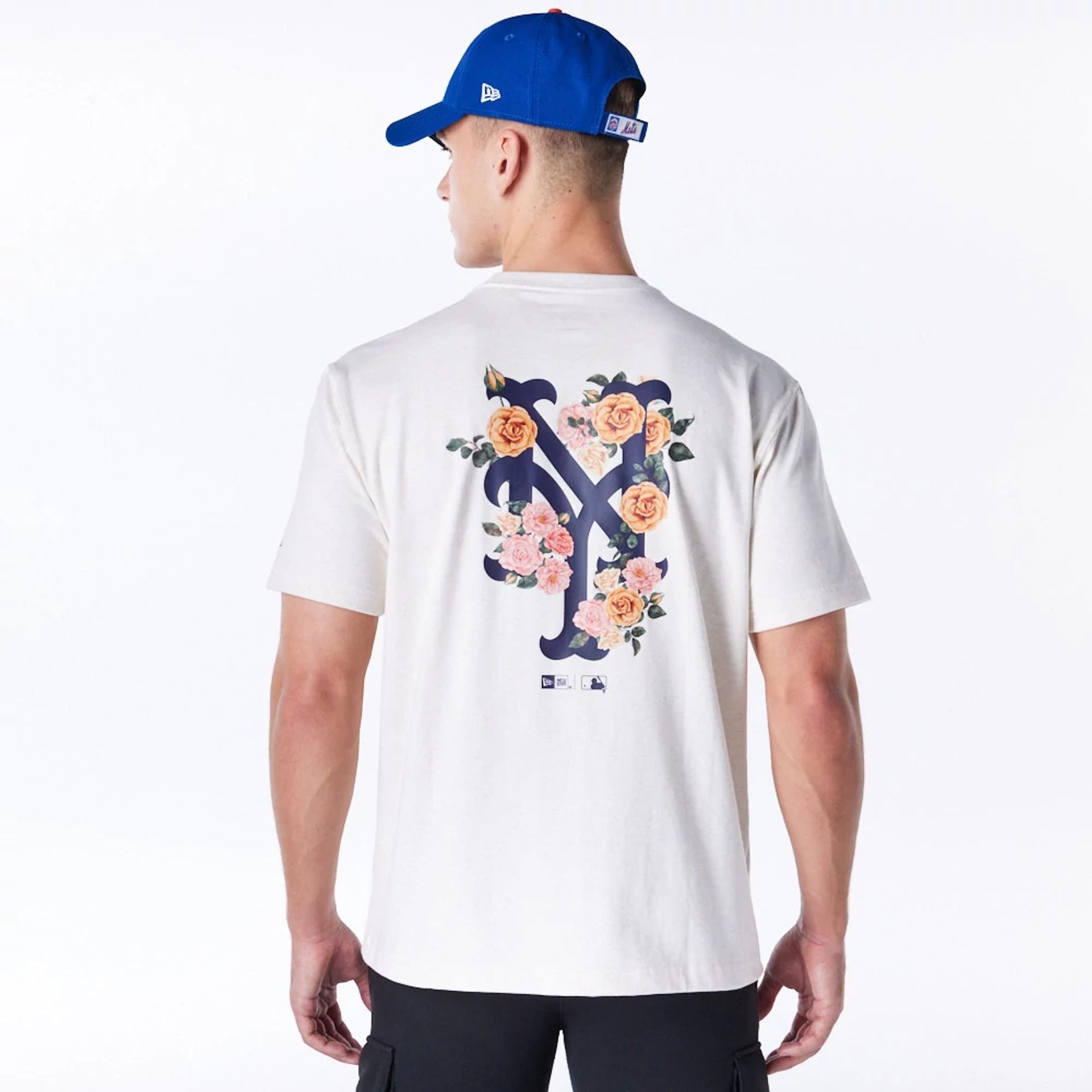 The Male model is wearing New York Mets MLB Flower New Era Korea White T-Shirt 1