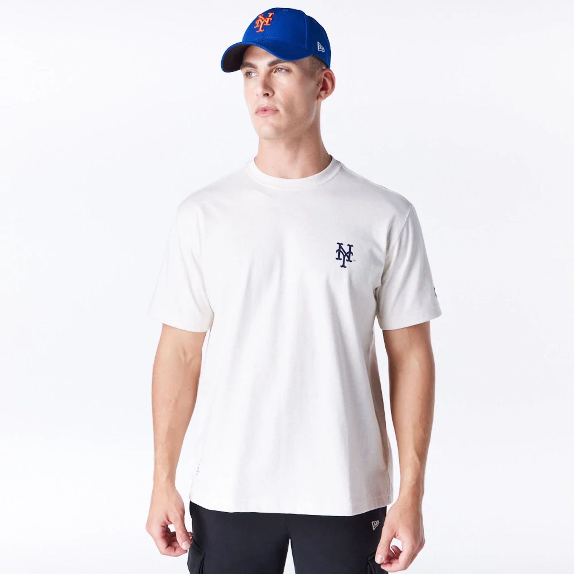 The Male model is wearing New York Mets MLB Flower New Era Korea White T-Shirt 2