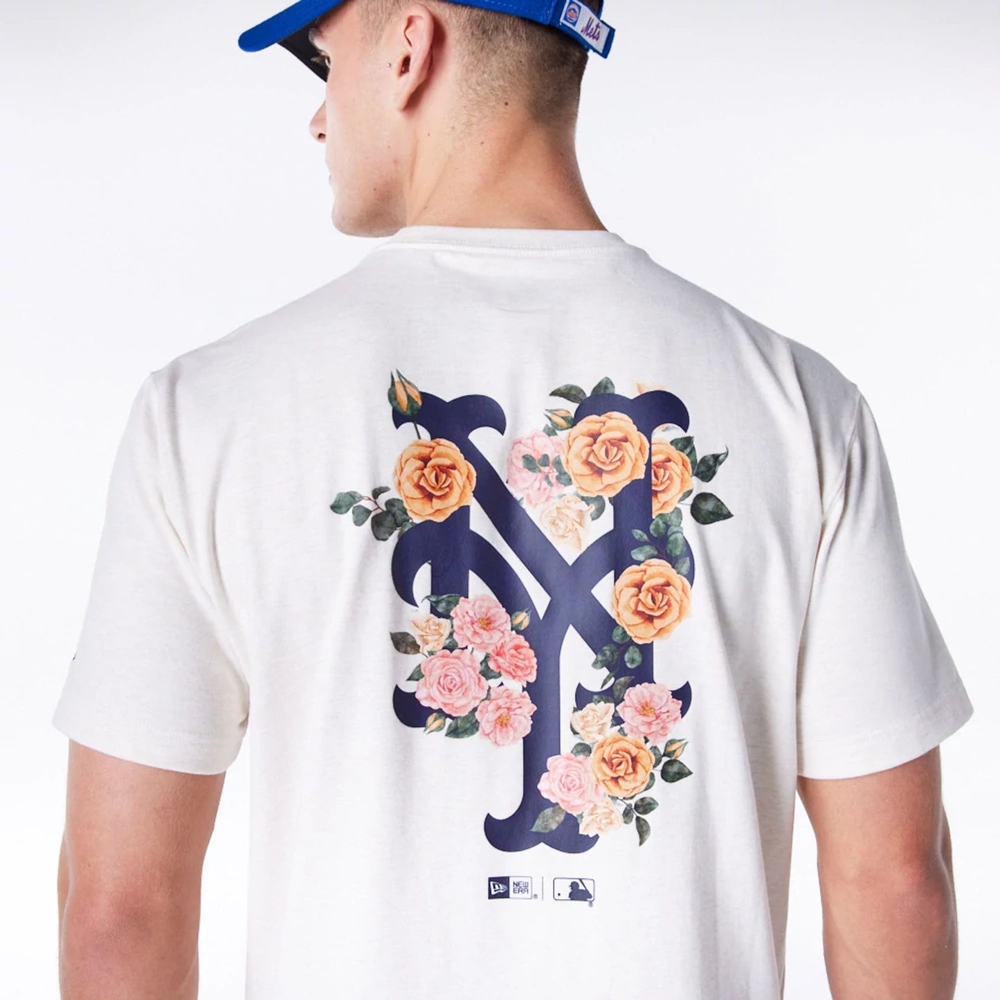 The Male model is wearing New York Mets MLB Flower New Era Korea White T-Shirt 6