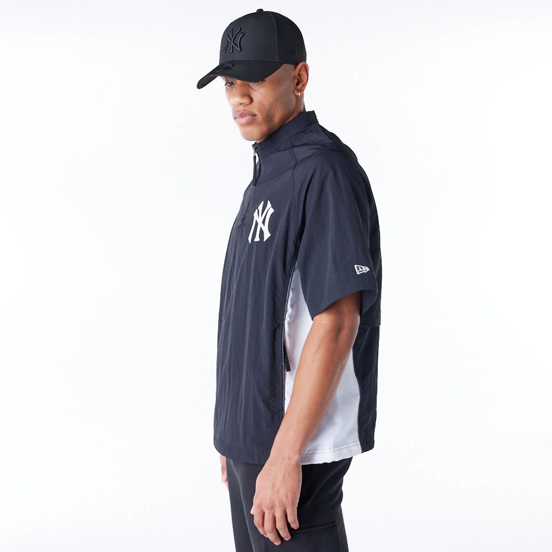 The Male model is wearing New Era Korea MLB New York Yankees Black Short Sleeve Anorak 5