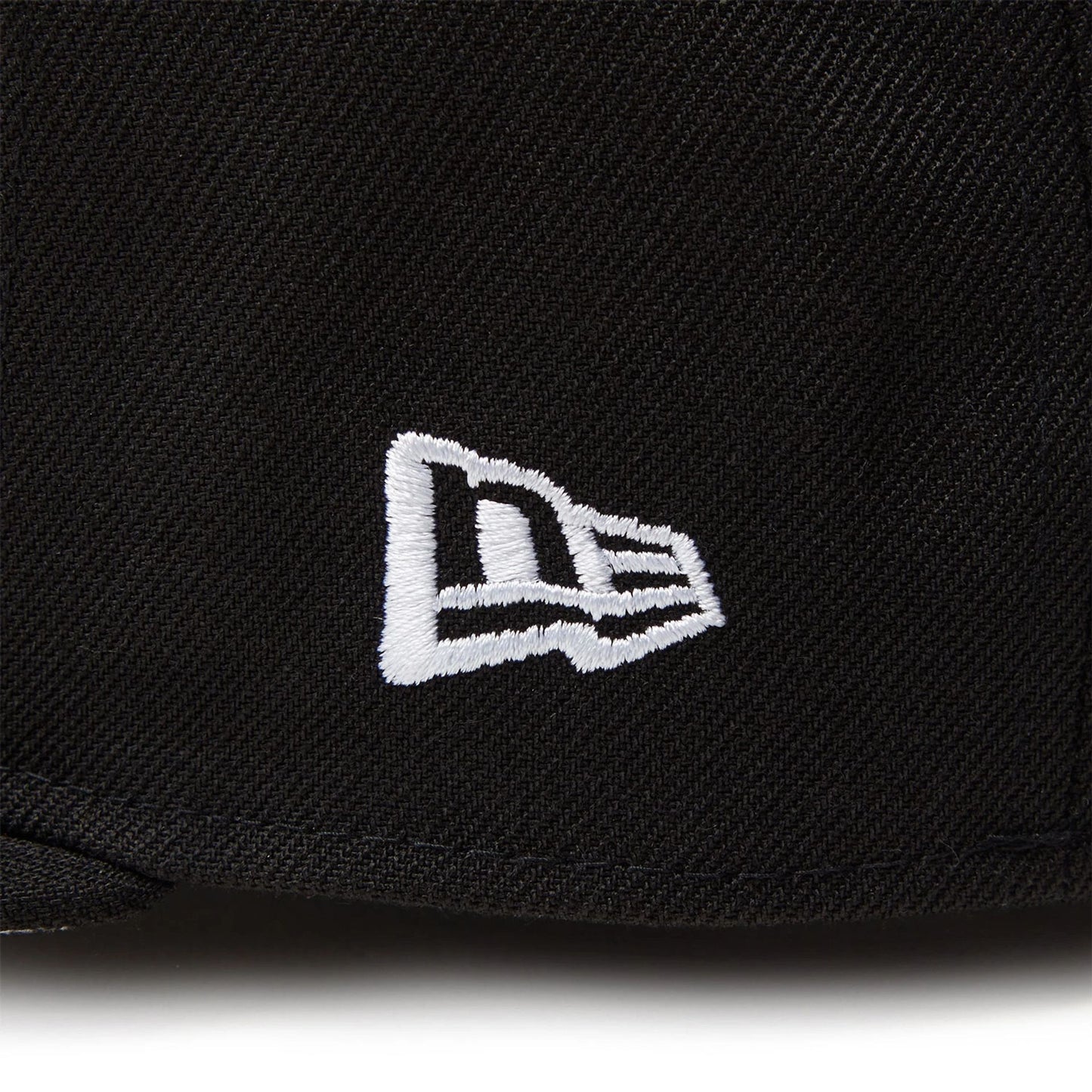 This is a New Era Japan Essential Wordmark Chain Black 59FIFTY Fitted Cap 6