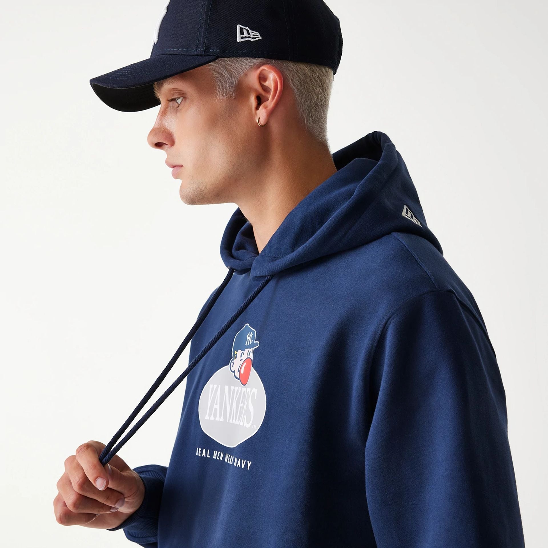 The Male model is wearing New York Yankees Korea Navy Pullover Hoodie 6