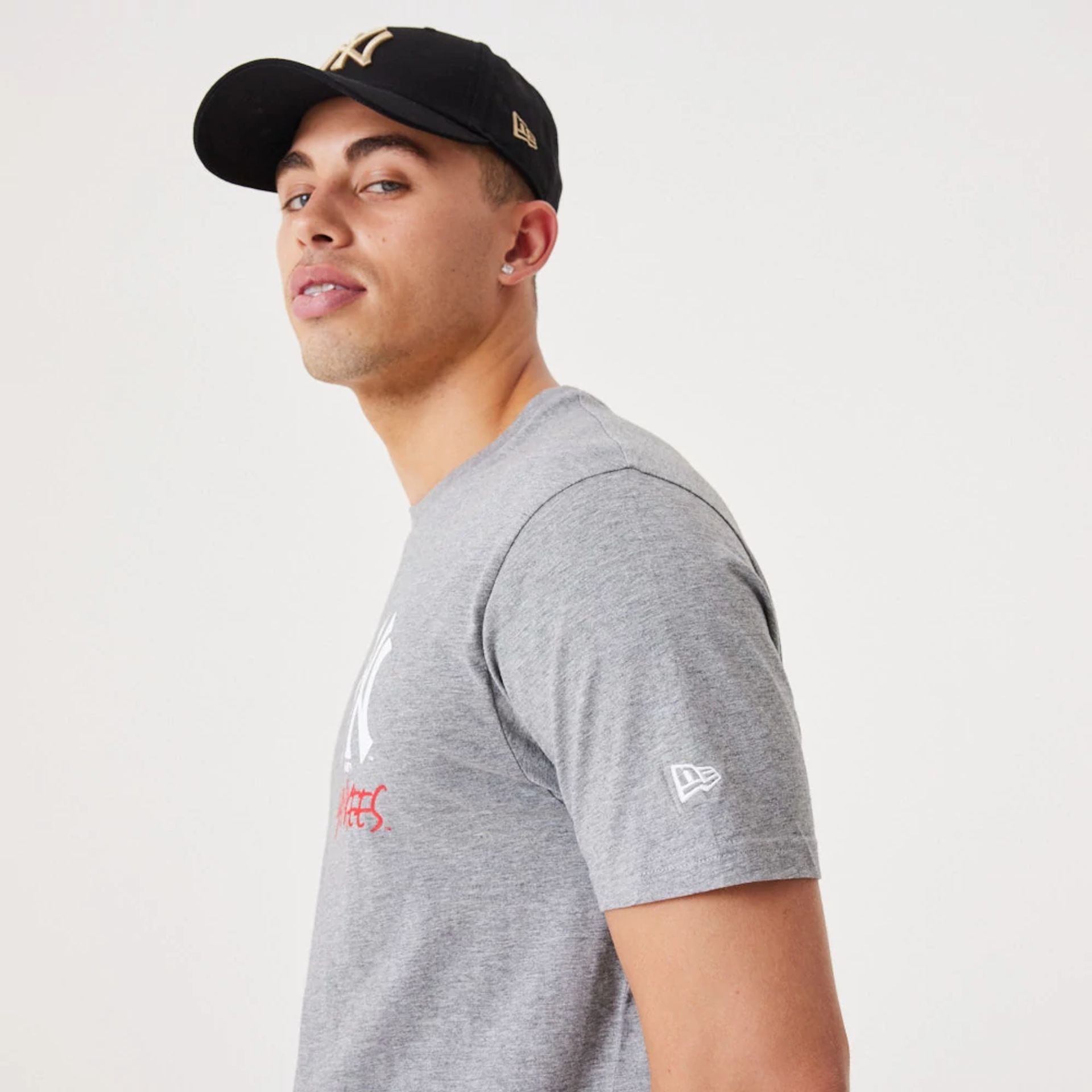 The Male model is wearing New York Yankees MLB Team Logo Graphic Medium Grey T-Shirt 5