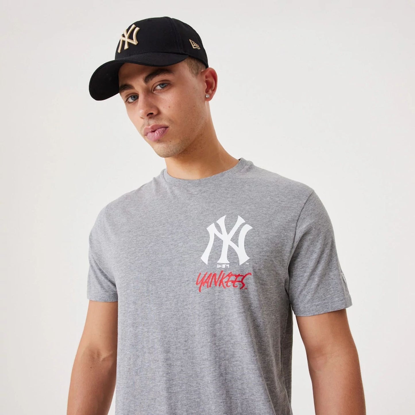 The Male model is wearing New York Yankees MLB Team Logo Graphic Medium Grey T-Shirt 4