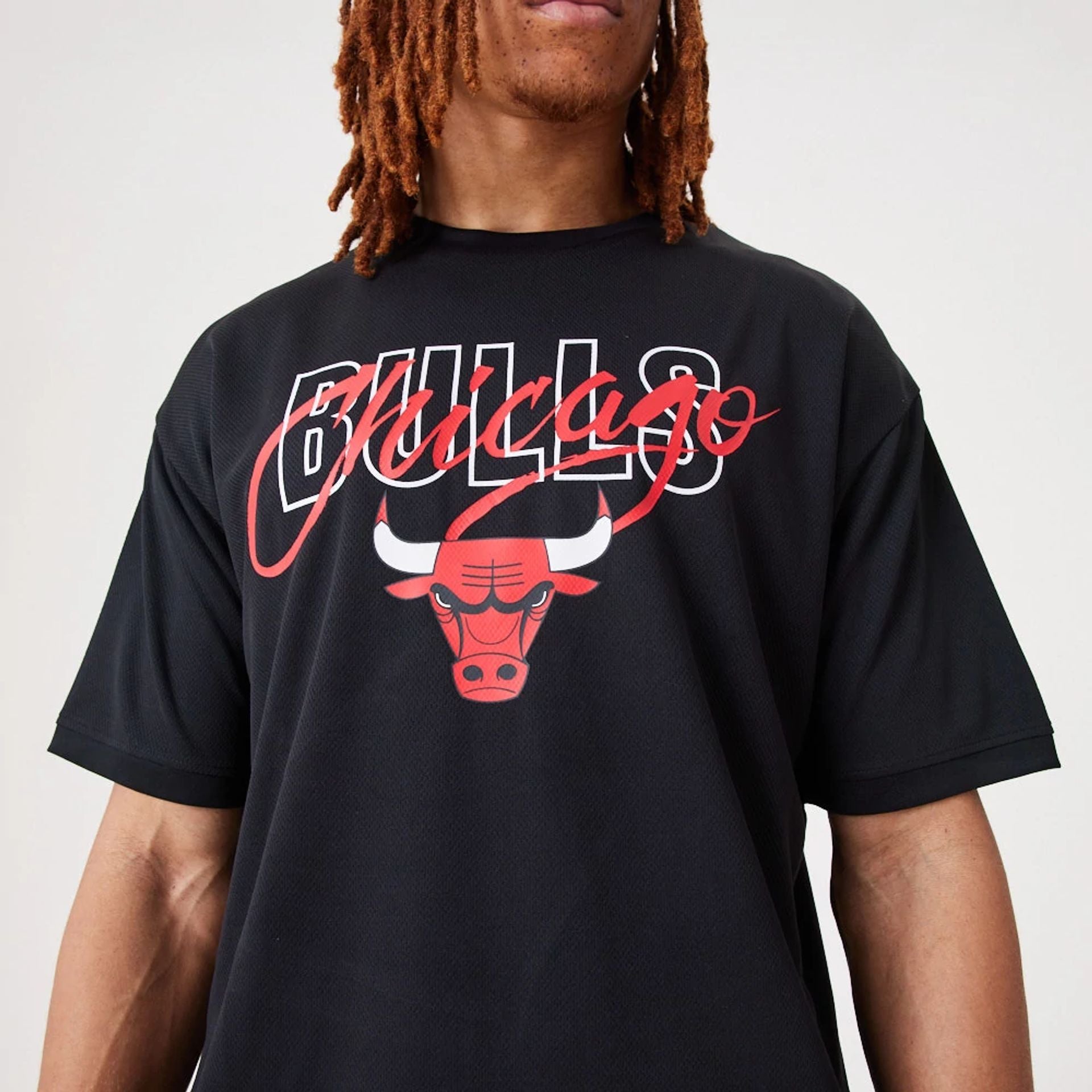 The Male model is wearing Chicago Bulls NBA Script Black Oversized T-Shirt 6