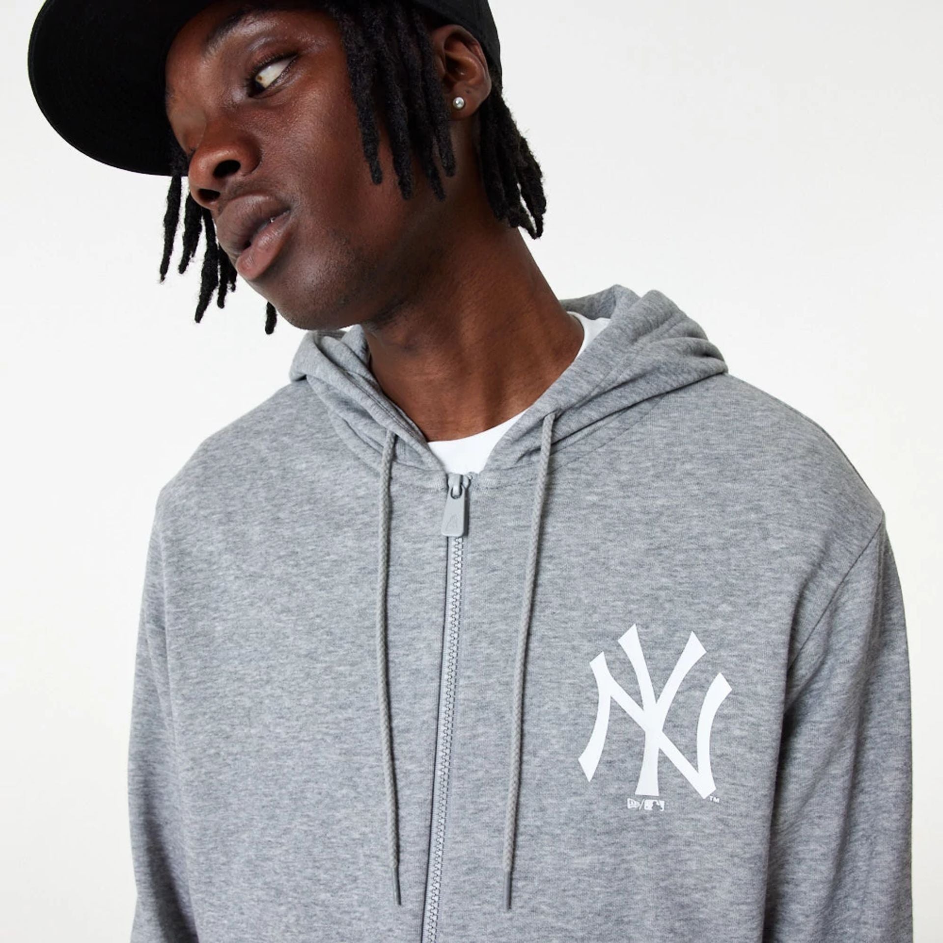 The Male model is wearing New York Yankees MLB League Essential Medium Grey Full-Zip Hoodie 2