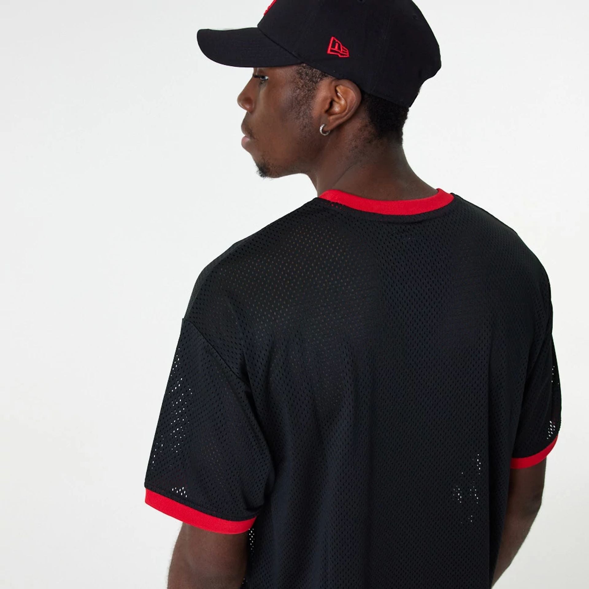 The Male model is wearing Chicago Bulls NBA Team Logo Mesh Black T-Shirt 3