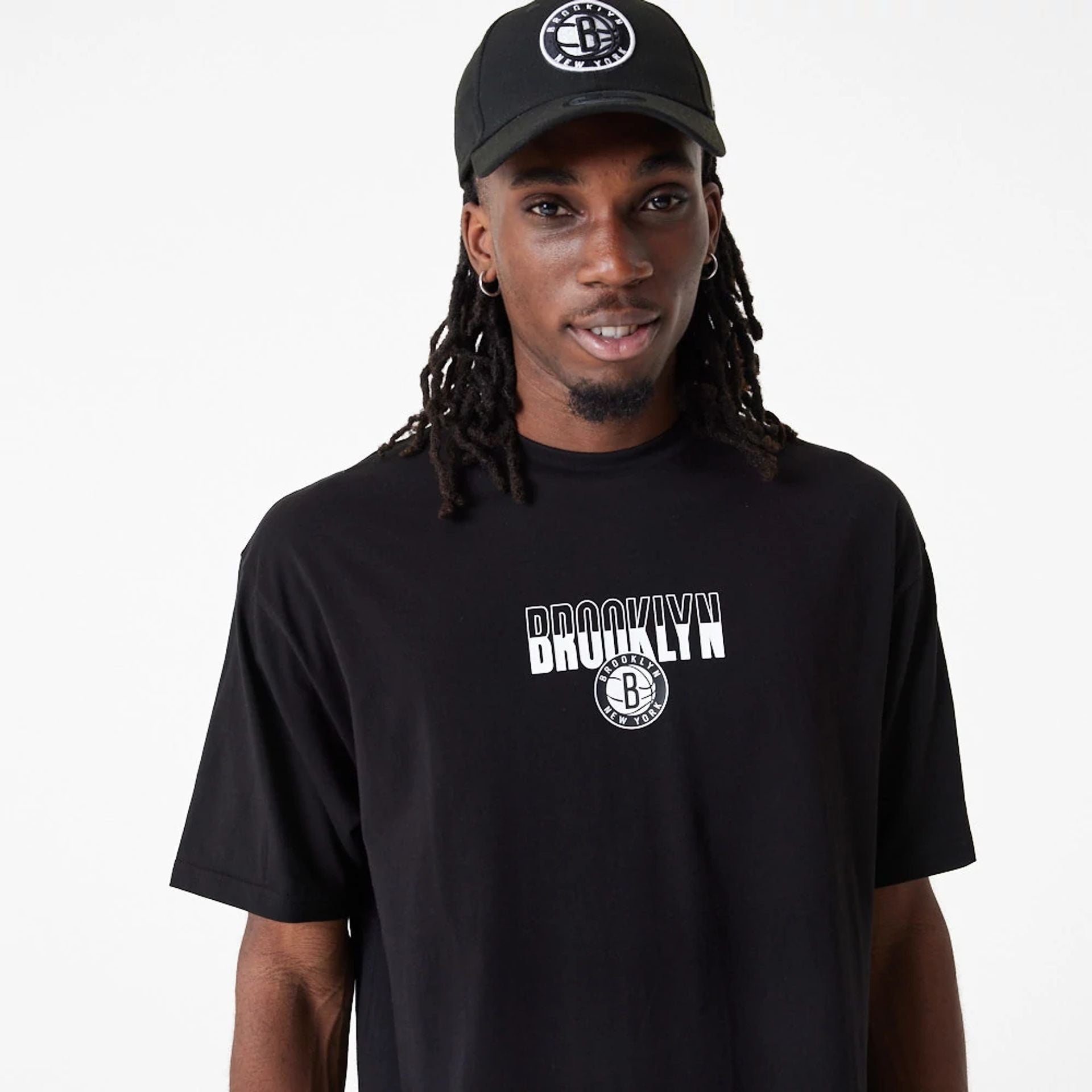 The Male model is wearing Brooklyn Nets City Graphic Black Oversized T-Shirt 1