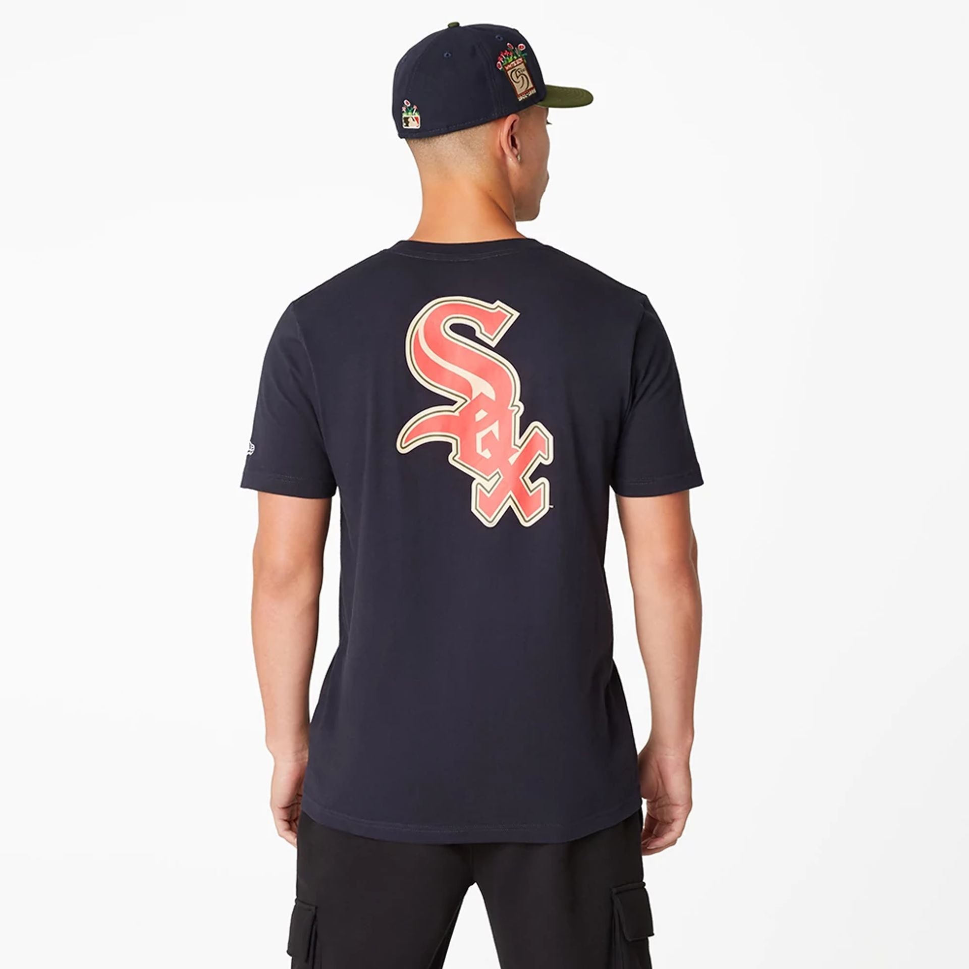 The Male model is wearing Chicago White Sox MLB Hook Up Navy T-Shirt 2