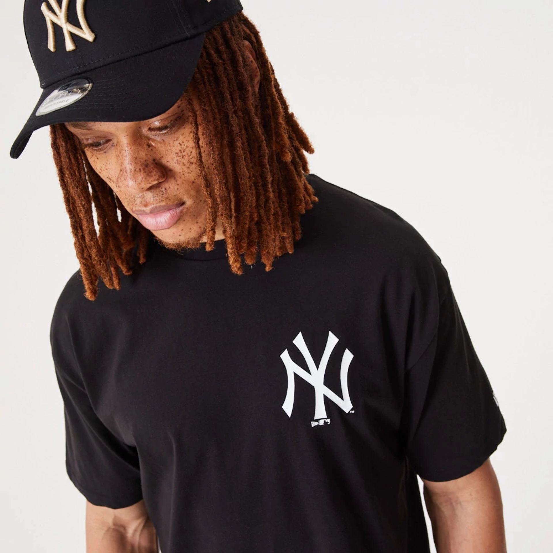 The Male model is wearing New York Yankees MLB Essential Black Oversized T-Shirt 7