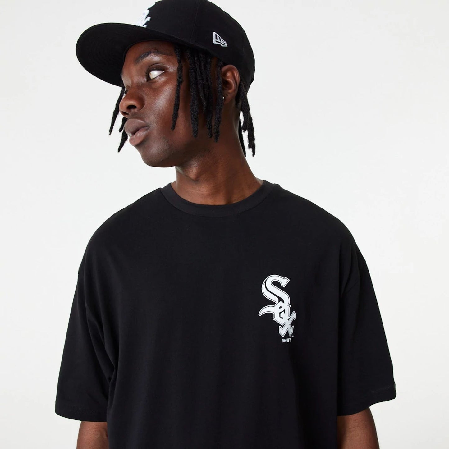 The Male model is wearing Chicago White Sox MLB Essential Black Oversized T-Shirt 2