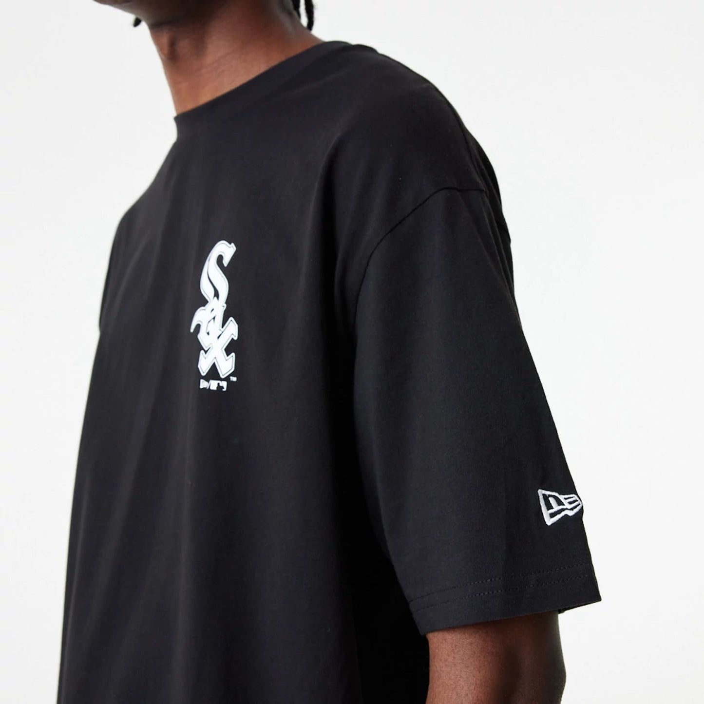 The Male model is wearing Chicago White Sox MLB Essential Black Oversized T-Shirt 3