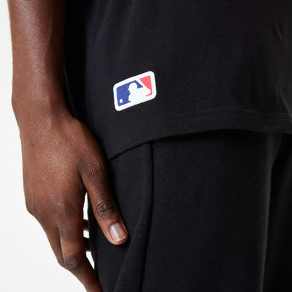 The Male model is wearing Chicago White Sox MLB Essential Black Oversized T-Shirt 4