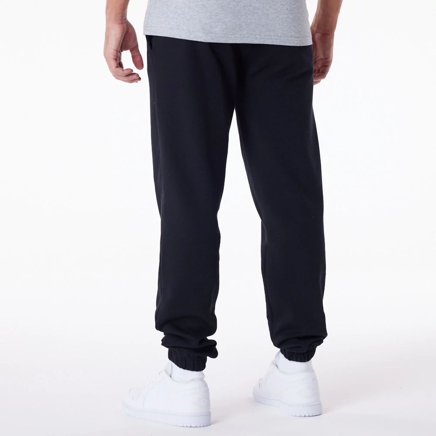 The Male model is wearing Chicago Bulls NBA Essential Black Joggers 7