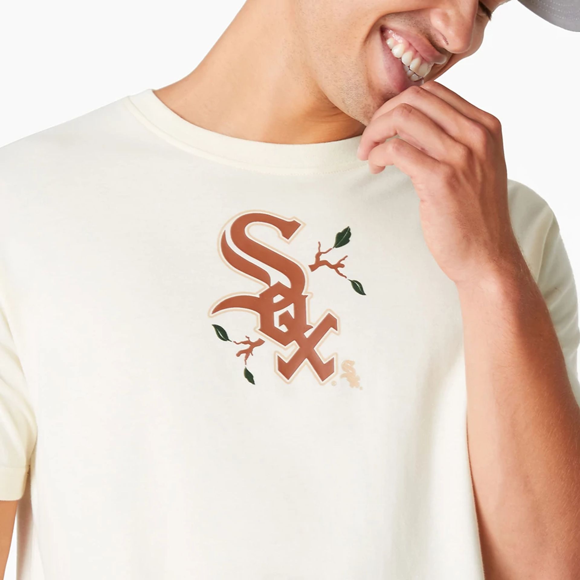 The Male model is wearing Chicago White Sox Camp White T-Shirt 3