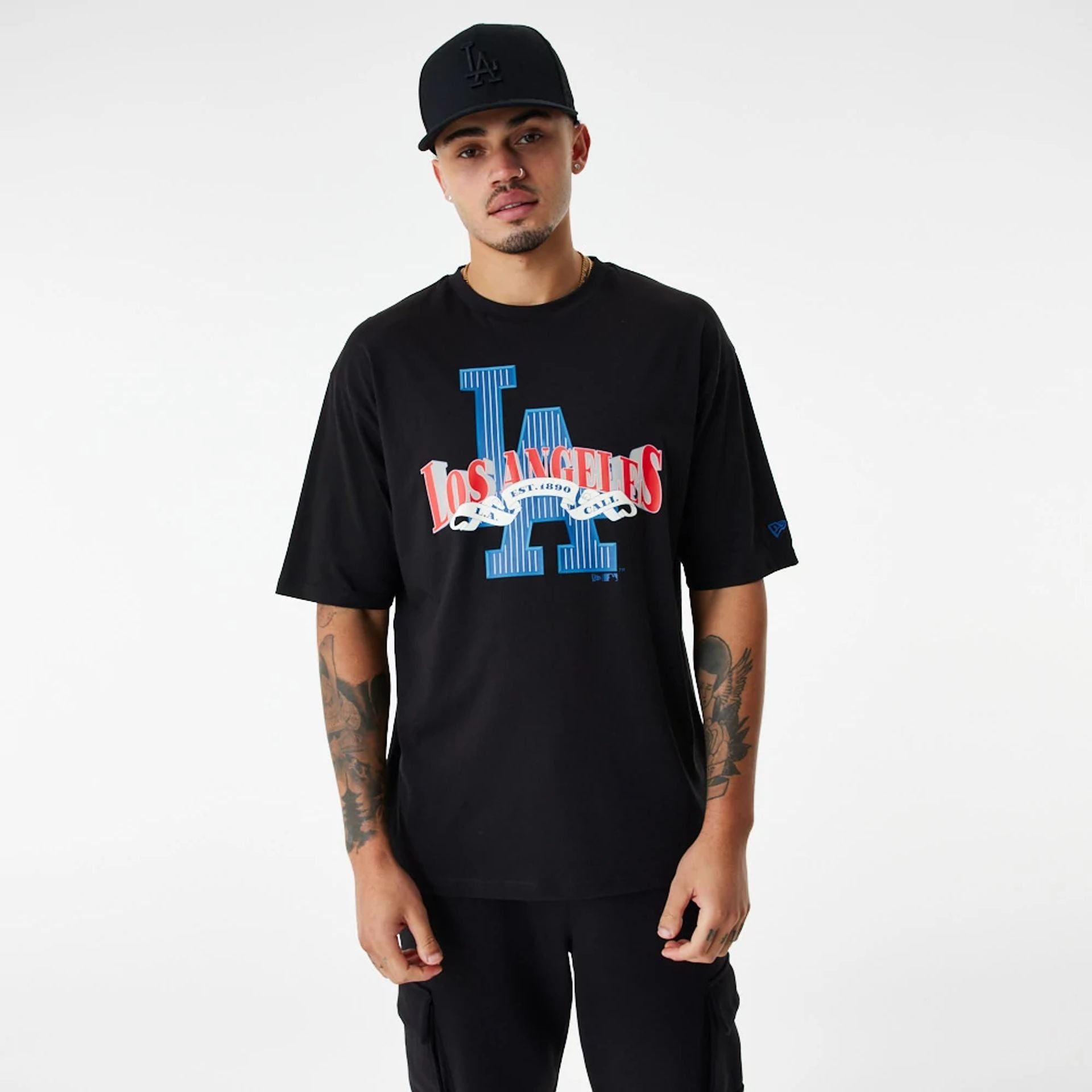 The Male model is wearing LA Dodgers MLB Arch Logo Graphic Black Oversized T-Shirt 1