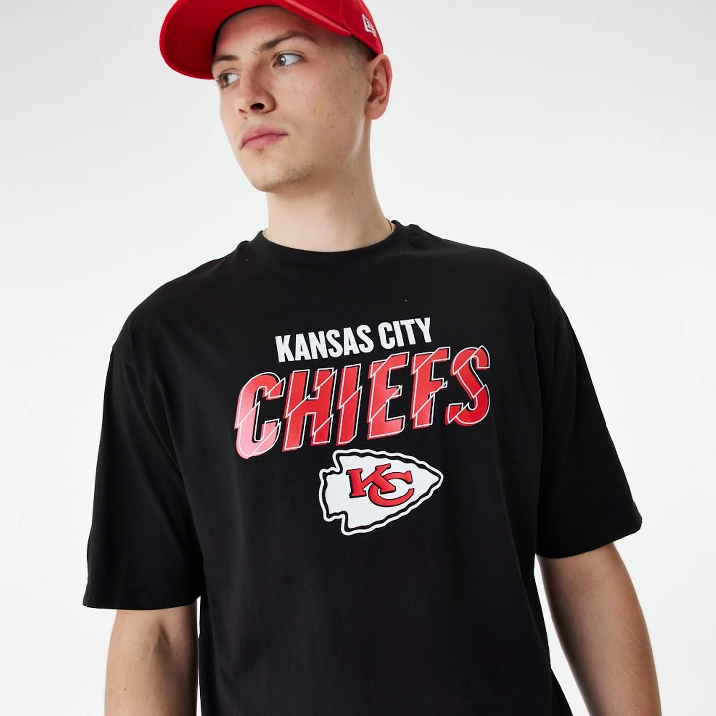 The Male model is wearing Kansas City Chiefs NFL Script Graphic Black Oversized T-Shirt 2