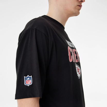 The Male model is wearing Kansas City Chiefs NFL Script Graphic Black Oversized T-Shirt 6