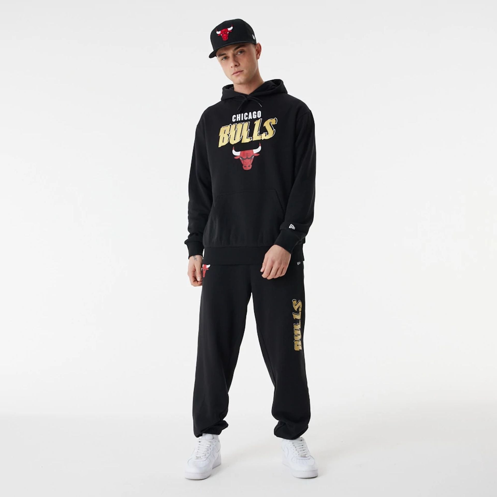 The Male model is wearing Chicago Bulls Team Script Black Oversized Hoodie 1