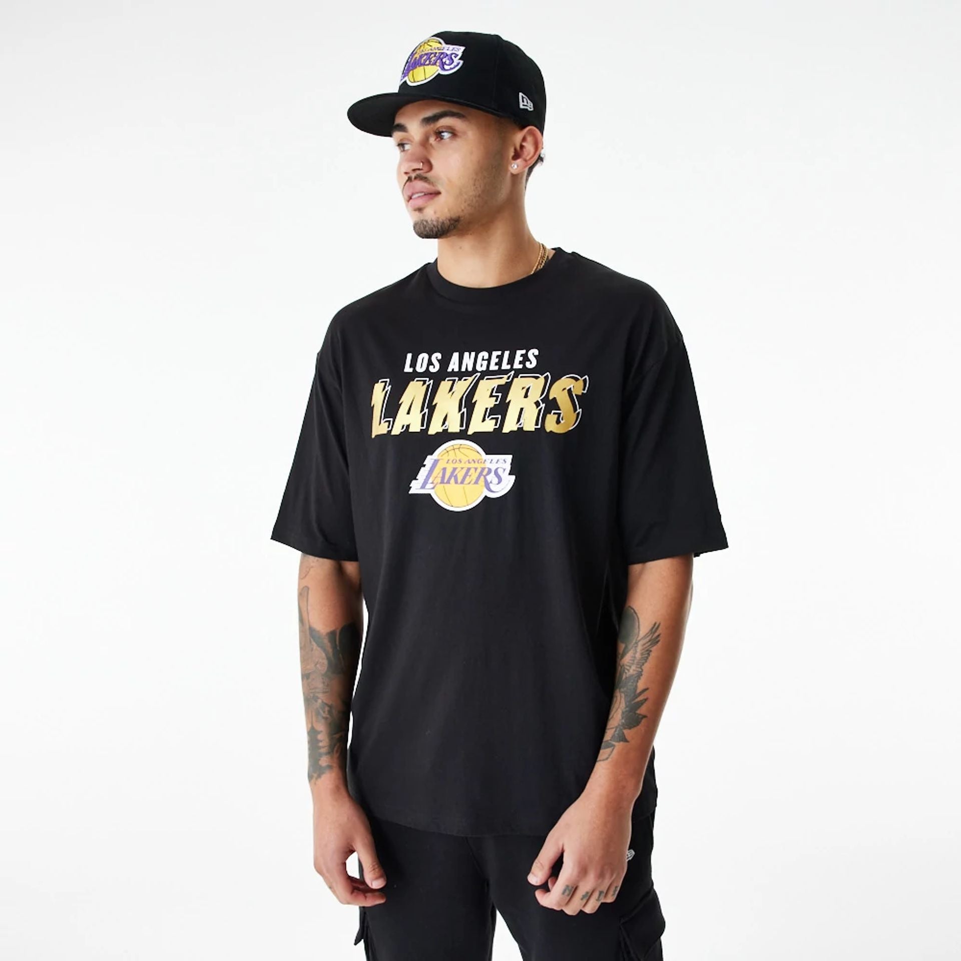 The Male model is wearing LA Lakers Team Script Black Oversized T-Shirt 1