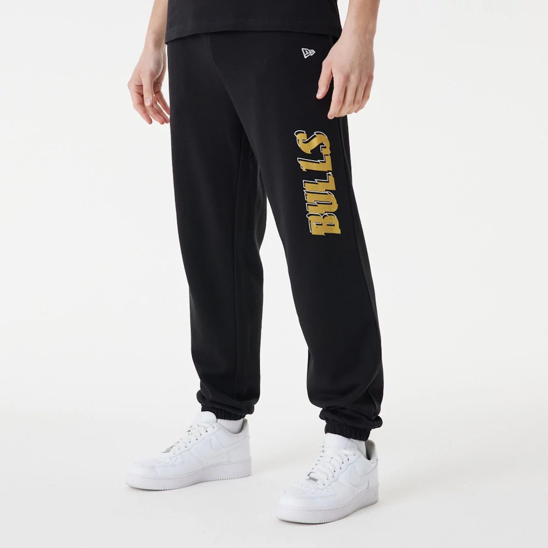 The Male model is wearing Chicago Bulls Team Script Black Relaxed Joggers 1