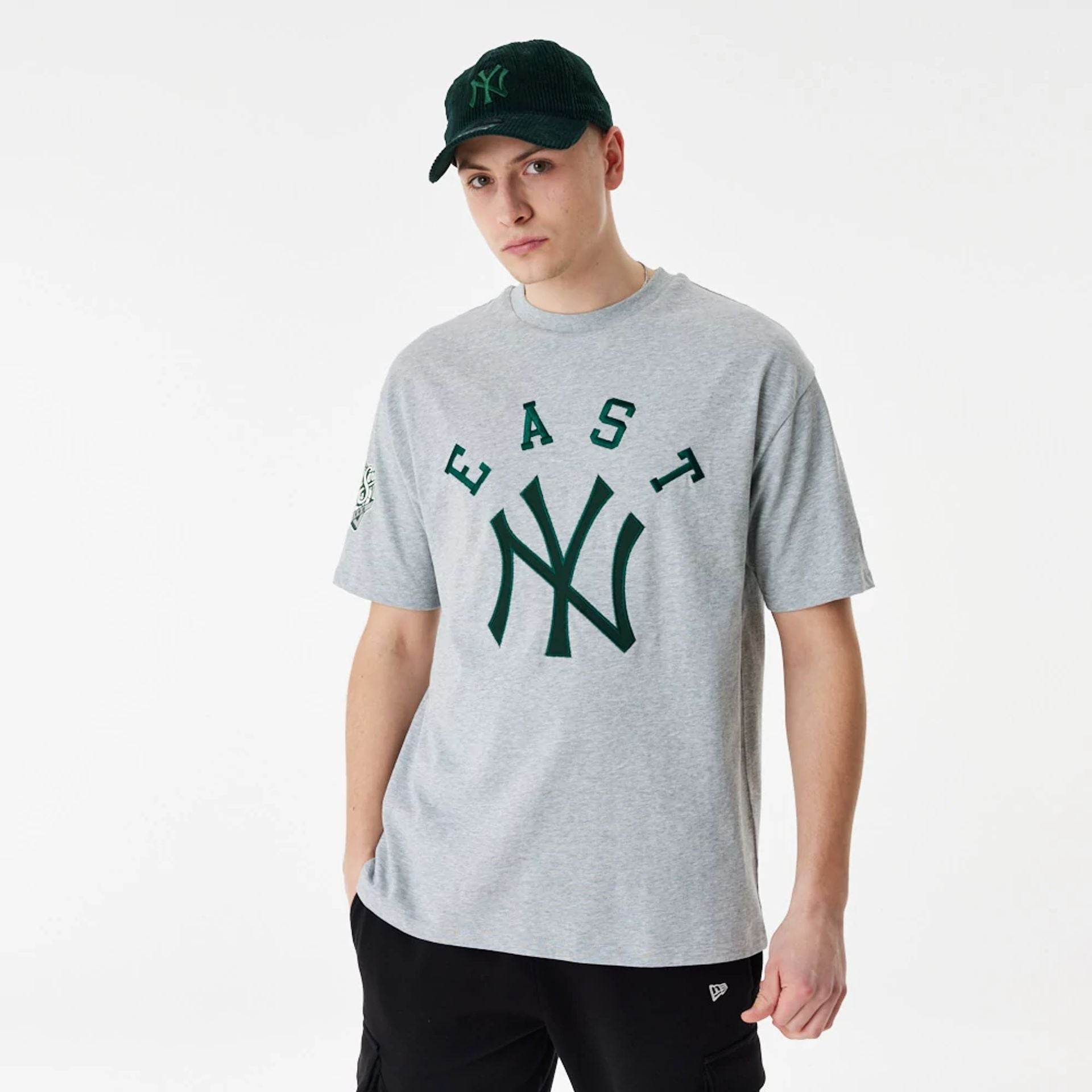 The Male model is wearing New York Yankees MLB Heritage Grey Oversized T-Shirt 1