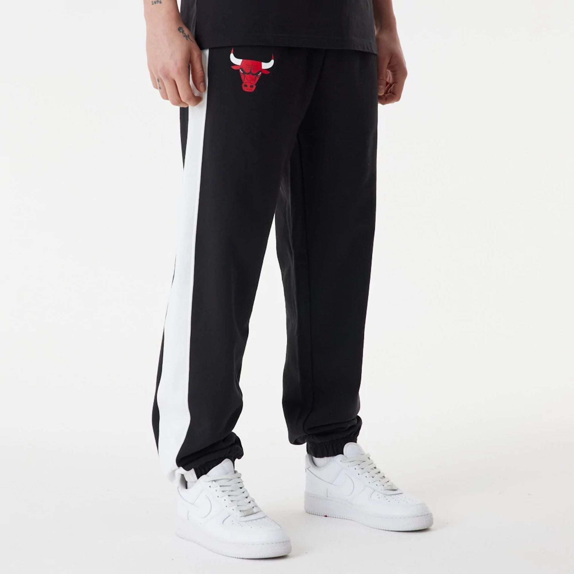 The Male model is wearing Chicago Bulls NBA Large Graphic Black Joggers 1