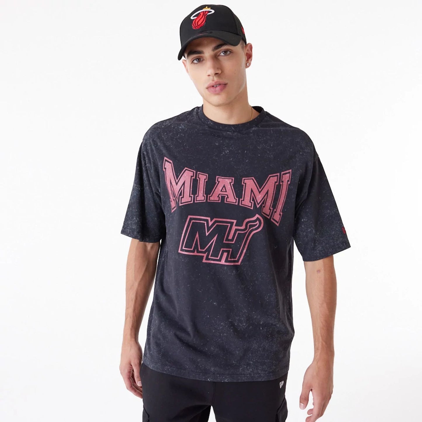 The Male model is wearing Miami Heat NBA Washed Black Oversized T-Shirt 7