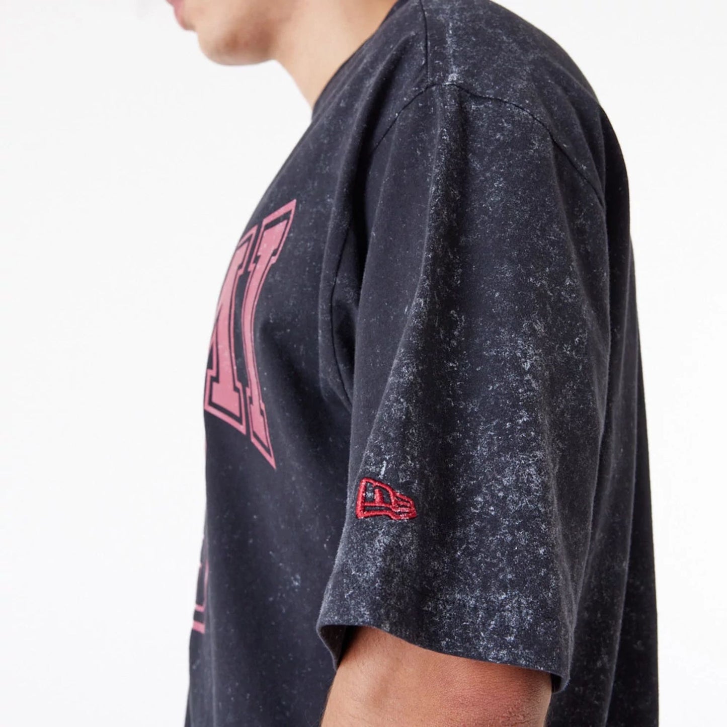 The Male model is wearing Miami Heat NBA Washed Black Oversized T-Shirt 8