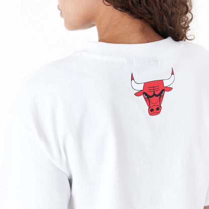 The Female model is wearing Chicago Bulls Womens NBA Team Wordmark White Crop T-Shirt 4