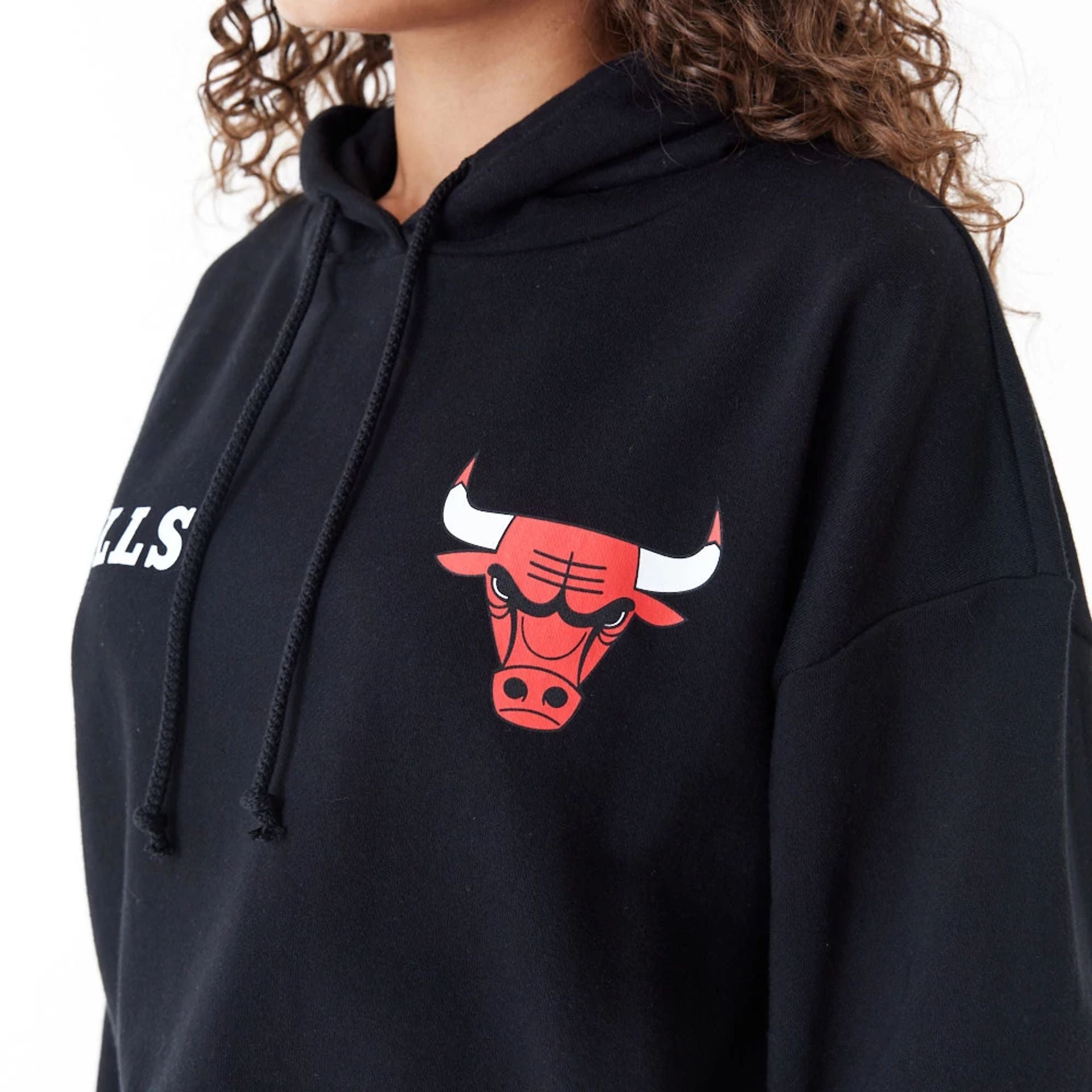 The Female model is wearing Chicago Bulls Womens NBA Team Logo Black Crop Pullover Hoodie 6