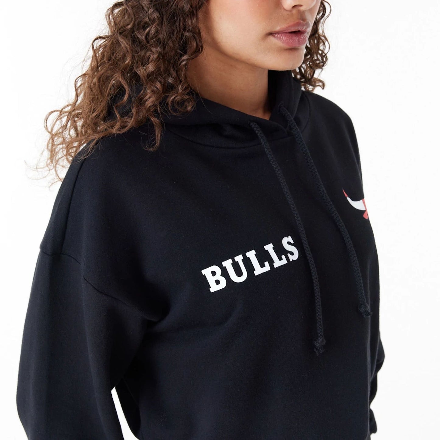 The Female model is wearing Chicago Bulls Womens NBA Team Logo Black Crop Pullover Hoodie 4