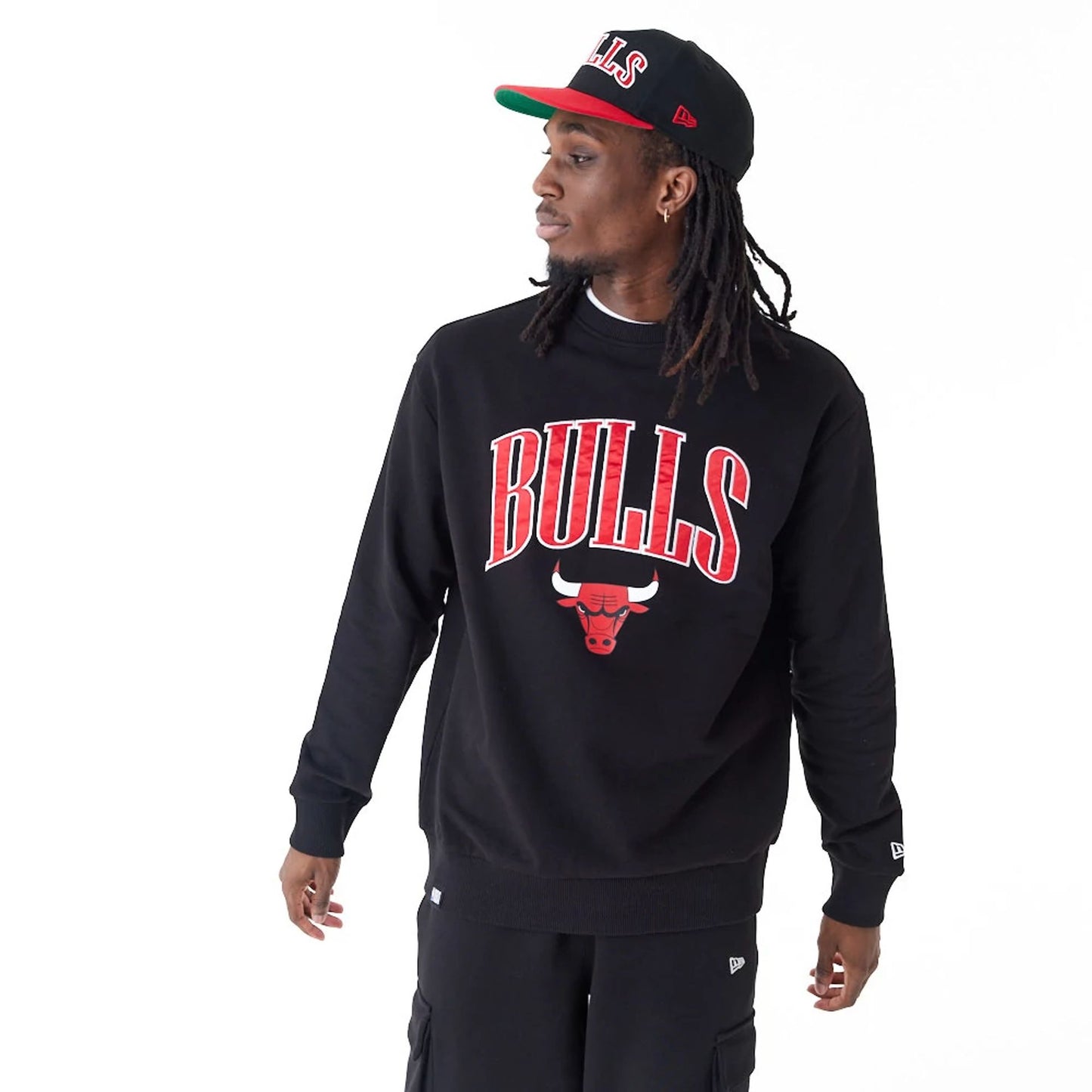 The Male model is wearing Chicago Bulls NBA Arch Graphic Black Oversized Crew Neck Sweatshirt 6