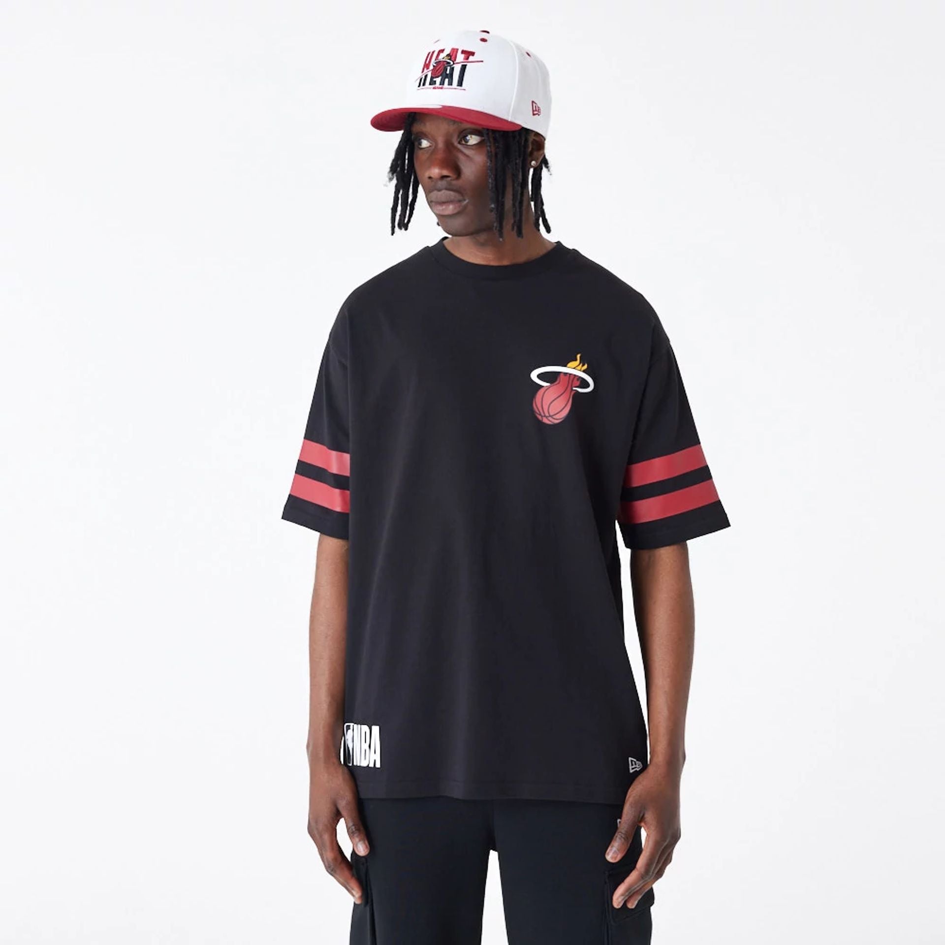 The Male model is wearing Miami Heat NBA Arch Graphic Black Oversized T-Shirt 1