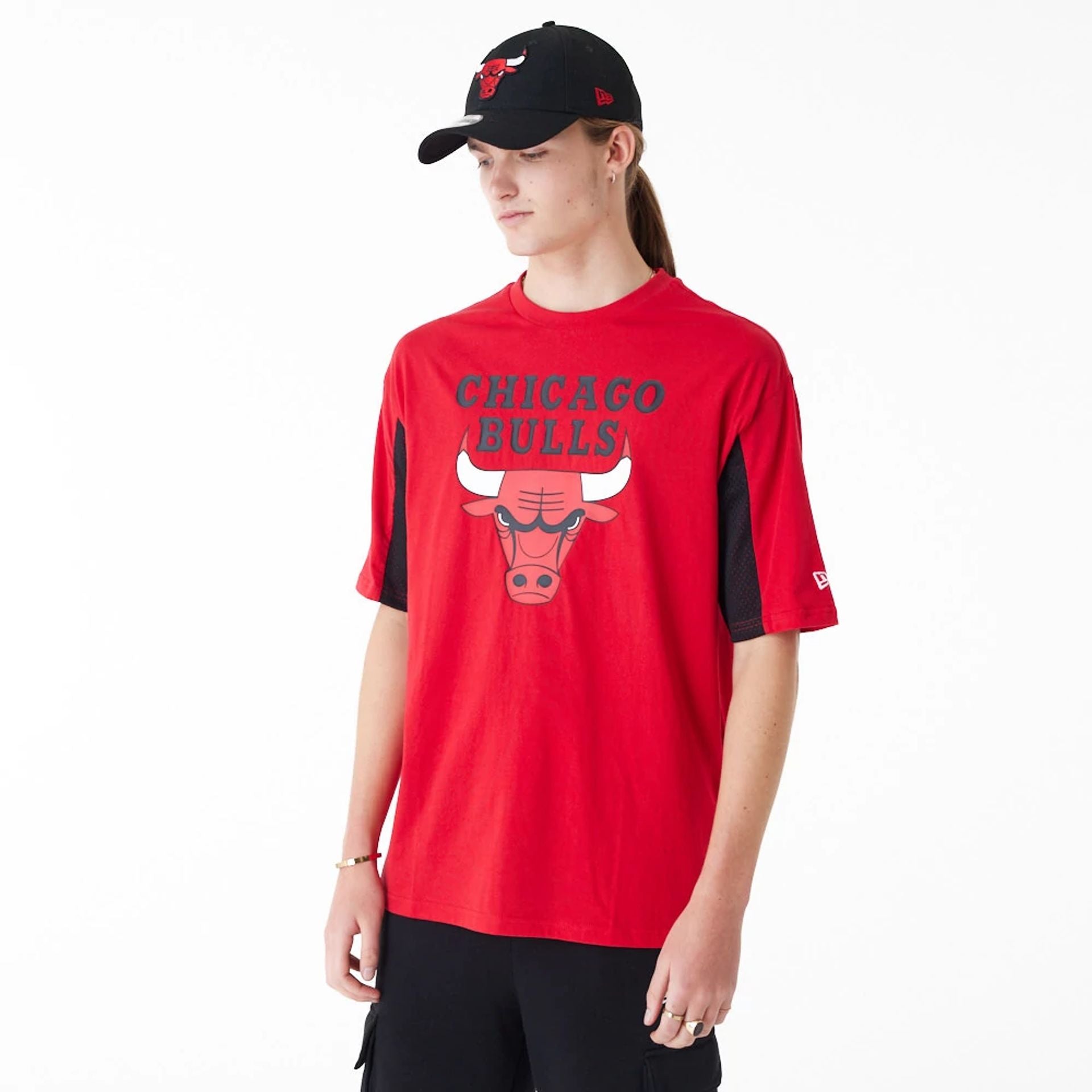 The Male model is wearing Chicago Bulls NBA Mesh Panel Red Oversized T-Shirt 1