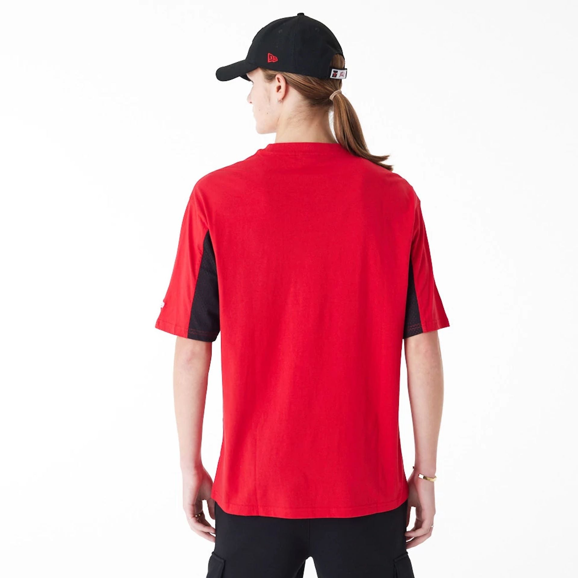 The Male model is wearing Chicago Bulls NBA Mesh Panel Red Oversized T-Shirt 4